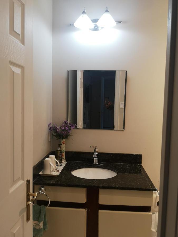 Lakeside Private Suite-Queen Bed Room Tottenham Екстериор снимка