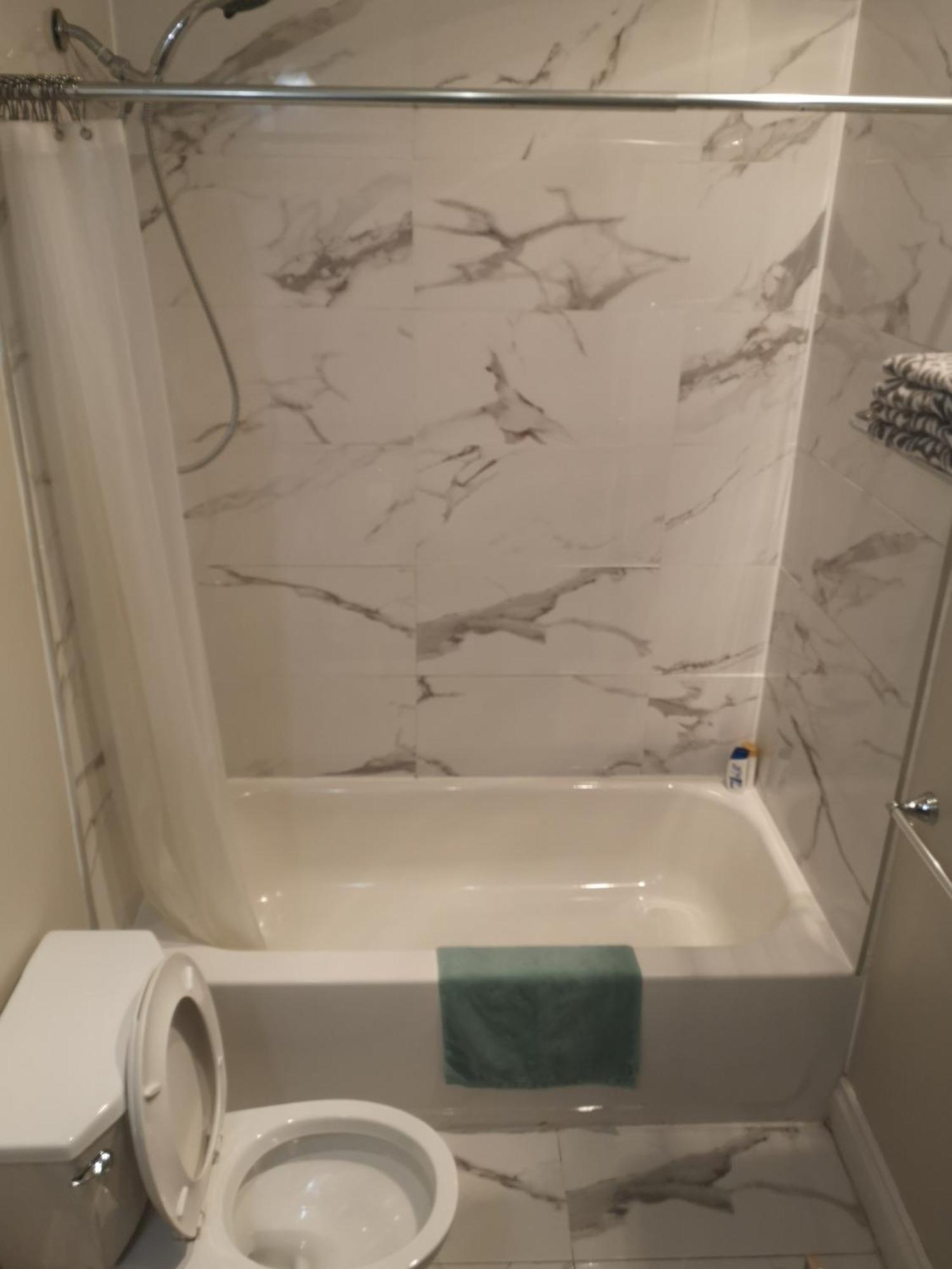 Lakeside Private Suite-Queen Bed Room Tottenham Стая снимка