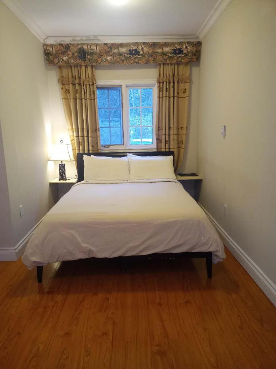 Lakeside Private Suite-Queen Bed Room Tottenham Екстериор снимка