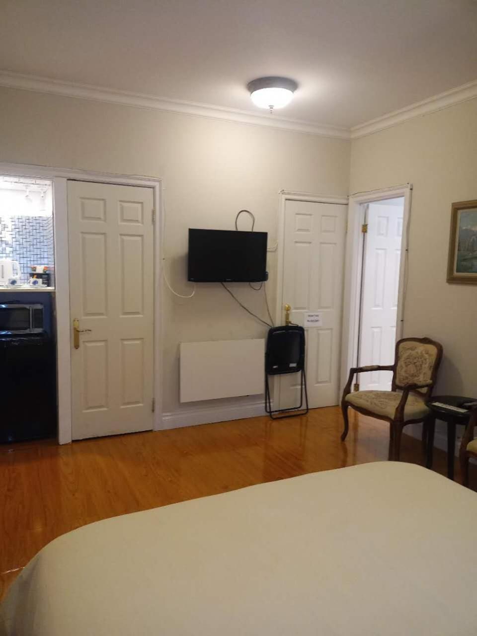 Lakeside Private Suite-Queen Bed Room Tottenham Екстериор снимка